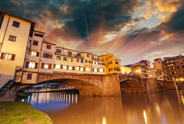 Floransa, İtalya. muhteşem ponte vecchi yukarıda harika gün batımı — Stok fotoğraf