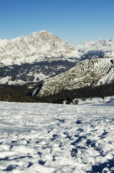 Paisaje nevado de las montañas Dolomitas durante el invierno —  Fotos de Stock