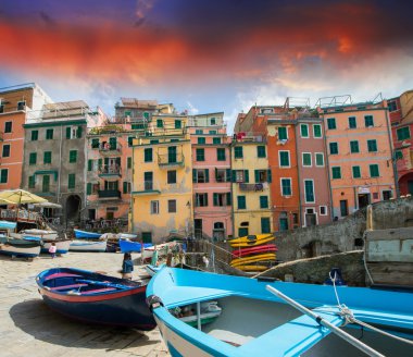 Cinque terre, İtalya. tekneler renk ile harika Klasik Görünüm