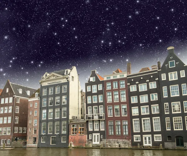 Амстердам. Красивый вид на классические здания с ночным небом — стоковое фото
