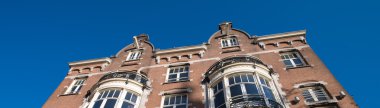 Amsterdam. güneşli bir günde tipik şehir binaları