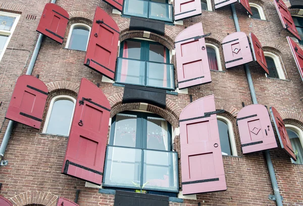 Amsterdam, Nizozemsko. fasáda z tradičního domu s krá — Stock fotografie