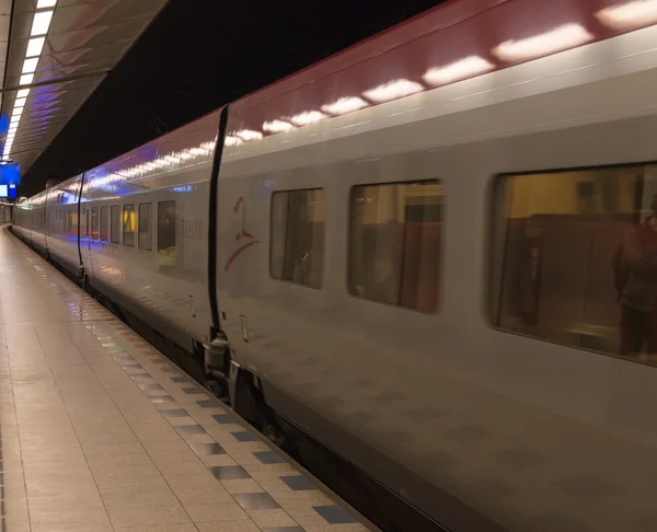 AMSTERDAM, 29 ABR: El tren de alta velocidad llega a Airport Station, Ap —  Fotos de Stock