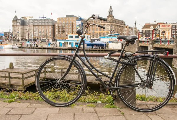 Amsterdam, Nederland. kleurrijke fiets over een brug en stad kanalen — Stockfoto