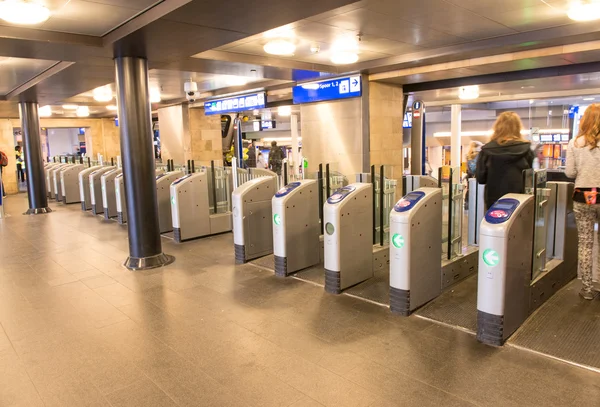 Amsterdam, 30. apr: innenraum des hauptbahnhofs am 30. april 2013 — Stockfoto