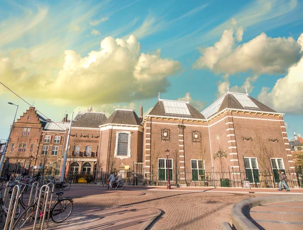 Amesterdão, Países Baixos. Belos edifícios clássicos com colourf — Fotografia de Stock