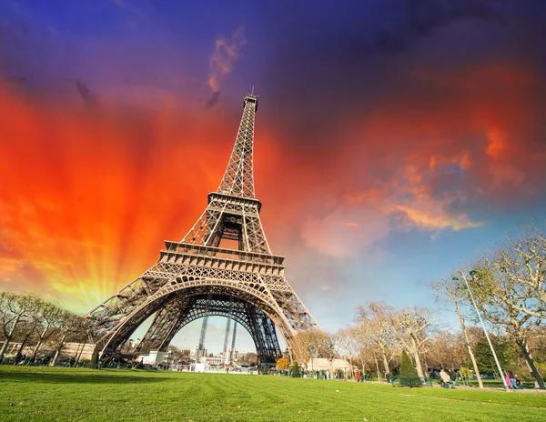 Parigi, Francia. Splendida vista del Tour Eiffel con giardini e co — Foto Stock