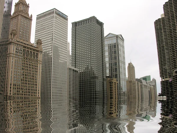 Beaux bâtiments reflet dans l'eau — Photo