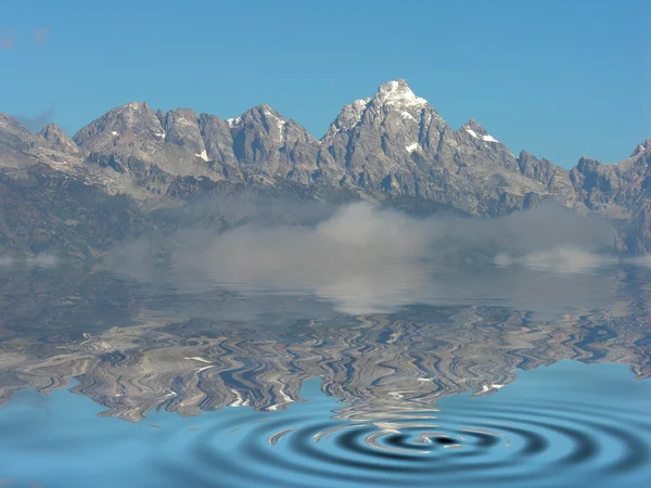 Picos de montaña con reflejos de nieve y agua —  Fotos de Stock