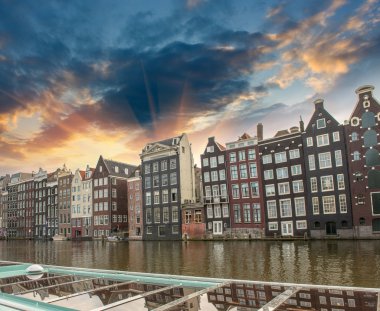 Amsterdam. kanal üzerinden tipik Hollanda evleri