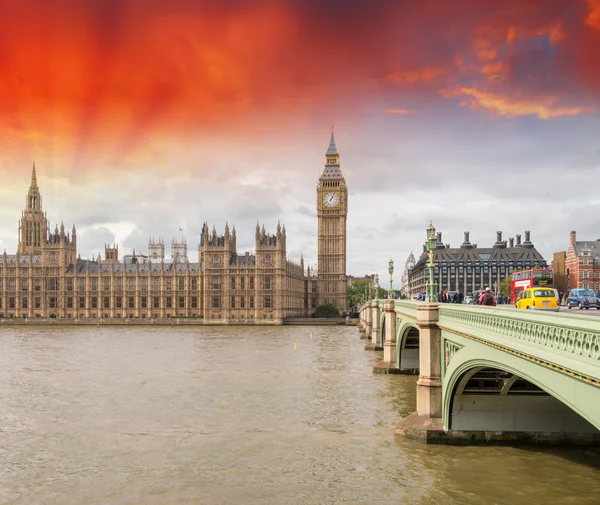 Londyn. Westminster bridge i budynki Parlamentu z thames — Zdjęcie stockowe
