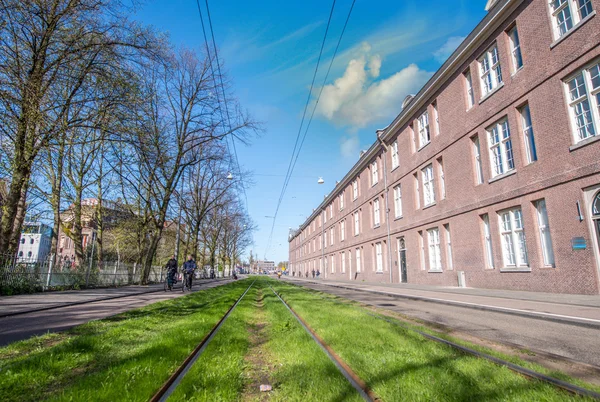 アムステルダムの建物と春の路面電車鉄道 — ストック写真