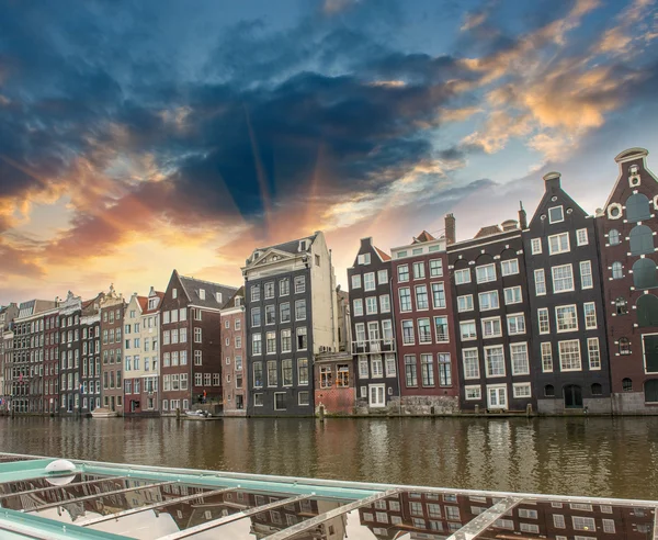 Amsterdam. Casas holandesas típicas sobre el canal — Foto de Stock