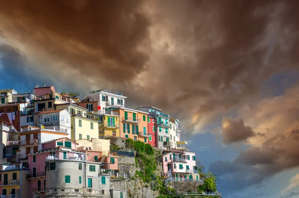 Schöne Farben der Cinque Terre Häuser im Frühling, Italien — Stockfoto