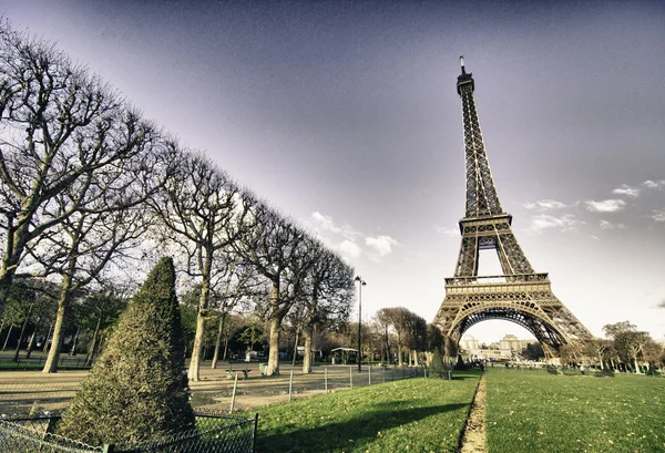 Färgerna på himlen över Eiffeltornet, paris — Stockfoto