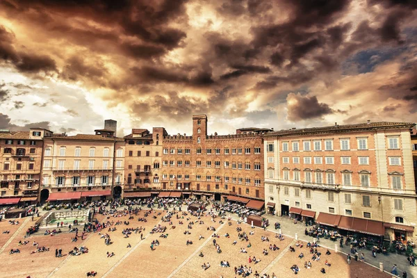 Maravillosa vista aérea de Piazza del Campo, Siena en una hermosa —  Fotos de Stock