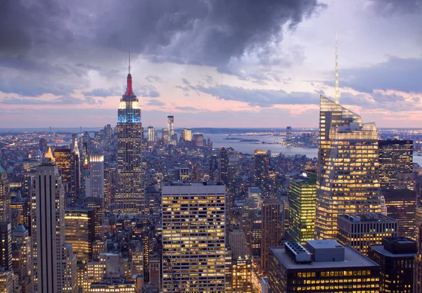 Verlichte gebouwen in de nacht, new york city — Stockfoto