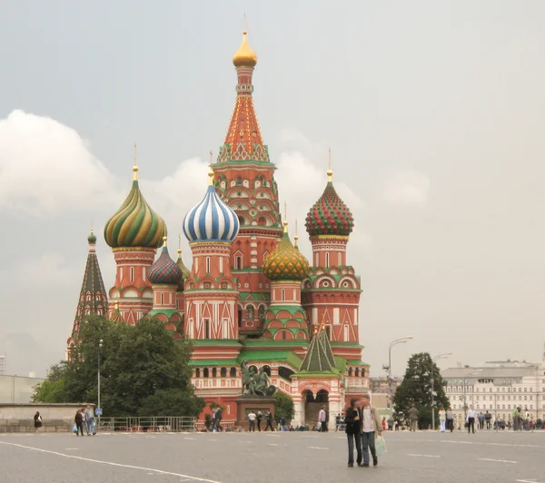 Voorspraak kathedraal (St. Basil's) van het Kremlin van Moskou op rode Sq — Stockfoto