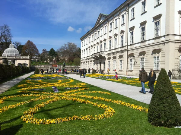 Διάσημο mirabell κήπους με φρούριο hohensalzburg σε το backg — Φωτογραφία Αρχείου