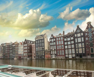 Amsterdam. kanal üzerinden tipik Hollanda evleri