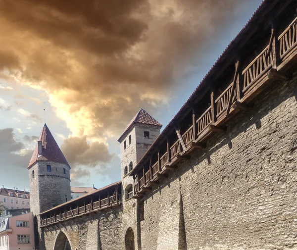 Puissants murs d'un ancien château — Photo