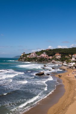 Castiglioncello, İtalya. Güneşli bir bahar gününde Güzel bir deniz manzarası