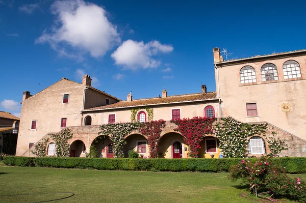 Bela arquitetura medieval de Bolgheri - Toscana — Fotografia de Stock