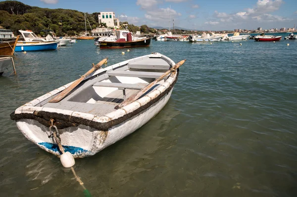 Bella piccola barca ancorata nel porto — Foto Stock