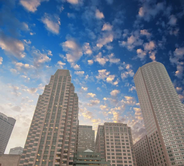 Grattacieli di Boston con cielo colorato — Foto Stock
