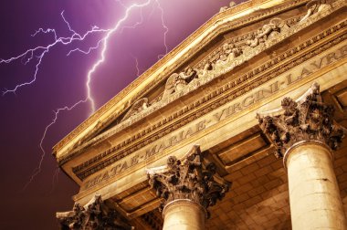 notre dame de Paris, Fransa lorette yukarıda dramatik gökyüzü