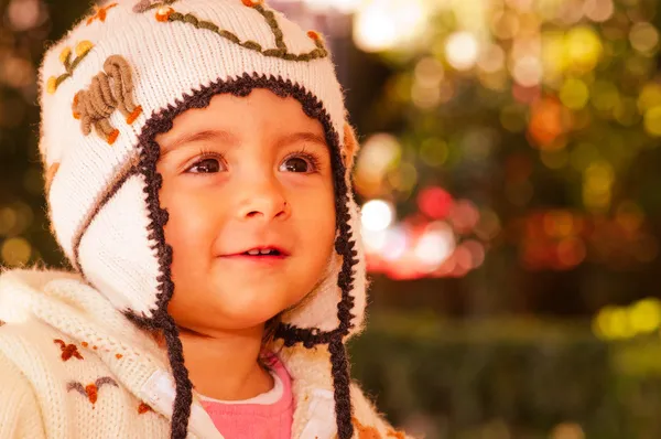 Wunder und Glück im Gesicht eines kleinen Mädchens, Italien — Stockfoto