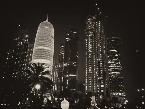 Mrakodrapy v noci v Dauhá, Katar — Stock fotografie