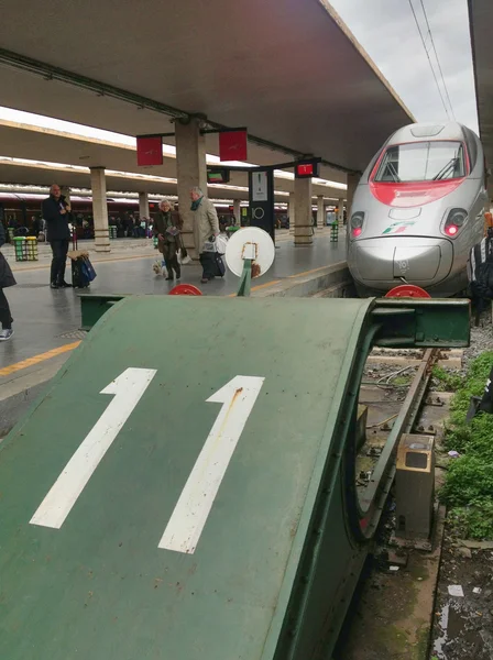 FLORENCIA - 5 DE ABR: Trenitalia Paradas de tren en la estación central, Apr. —  Fotos de Stock