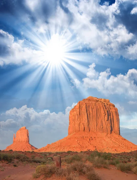 Maravillosa vista de las famosas Buttes of Monument Valley al atardecer, Ut — Foto de Stock