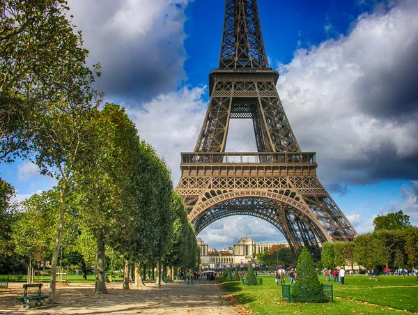 Paris. Eyfel Kulesi ve champs de harika Eylül renkler — Stok fotoğraf