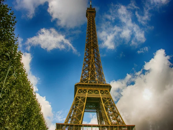 Paris, la tour eiffel. Schöne Aussicht vom Champ auf den berühmten Turm — Stockfoto