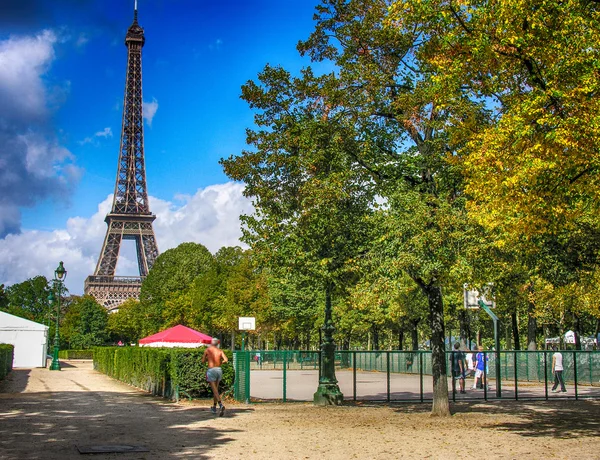 Paris, La Tour Eiffel. Bela vista da famosa torre de Champ — Fotografia de Stock