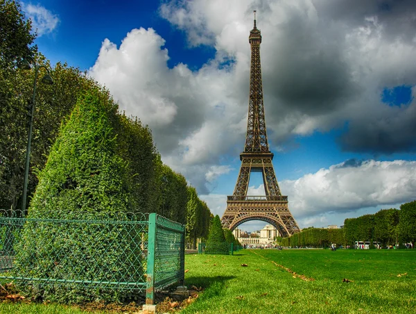 Paris, la tour eiffel. Schöne Aussicht vom Champ auf den berühmten Turm — Stockfoto