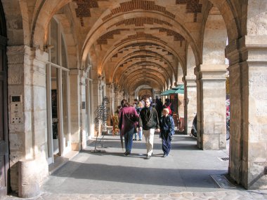 Paris - Ekim 3: turist yürümek place des vosges, ünlü şehir sq