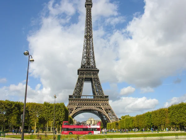 Paris, La Tour Eiffel. Beautiful view of famous tower from Champ — Zdjęcie stockowe
