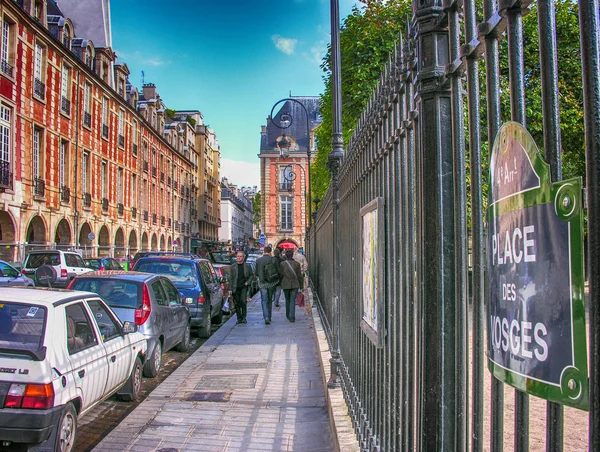 Paris - 3. Okt: Touristen spazieren auf dem Place des Vosges, dem berühmten Platz der Stadt — Stockfoto