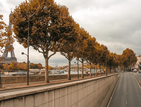 Estrada de Paris com Tour Eiffel no fundo — Fotografia de Stock