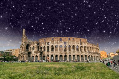 Roma. colosseum geceleri güzel görünümü