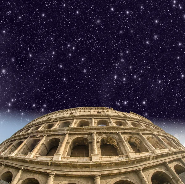 Rzym. piękny widok na Koloseum w nocy — Zdjęcie stockowe