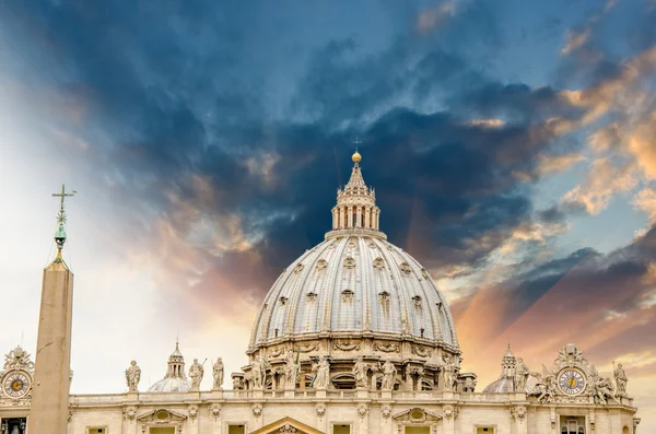 St peter náměstí - Vatikánský městský stát. nádherný výhled na dóm - kopule — Stock fotografie