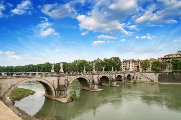 Rom, Italien. vacker utsikt över floden Tibern med berömda bron — Stockfoto