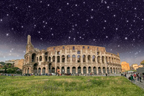 Roma. Bella vista sul Colosseo di notte — Foto Stock