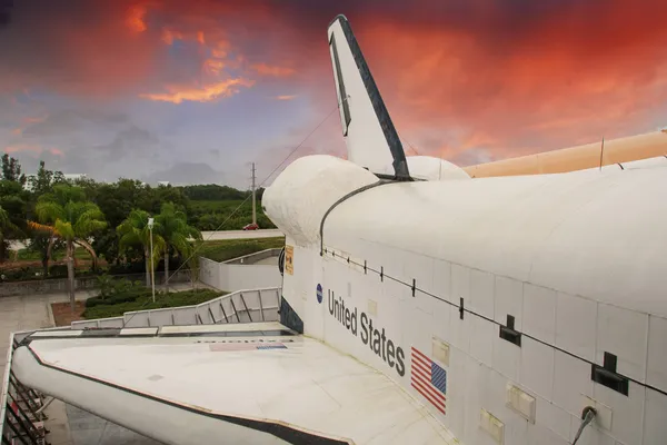 Himmelsfarben über Space Shuttle — Stockfoto