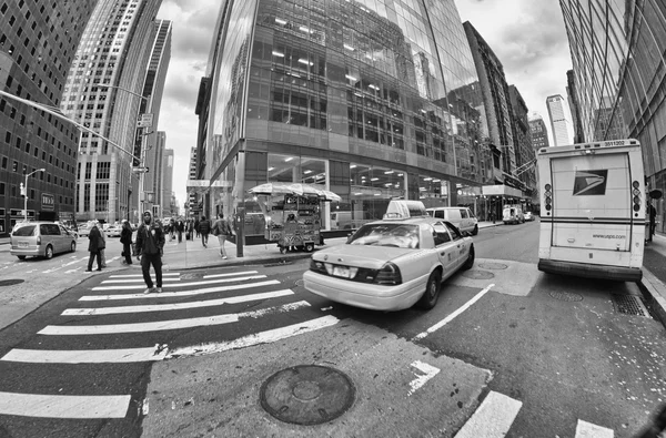 Νέα Υόρκη - 7 Μαρ: Κίτρινο αμάξι ταχύτητες μέσα από την Times Square, το λεωφορείο — Φωτογραφία Αρχείου