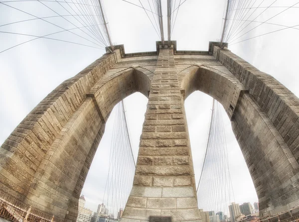 De Brooklyn Bridge bij zonsondergang, New York City — Stockfoto